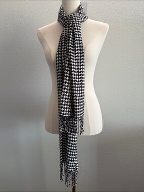 Classic Black & White Houndstooth Fringe Scarf
100% Cashmere